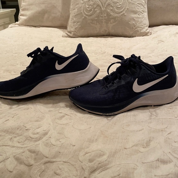 navy blue nike zoom